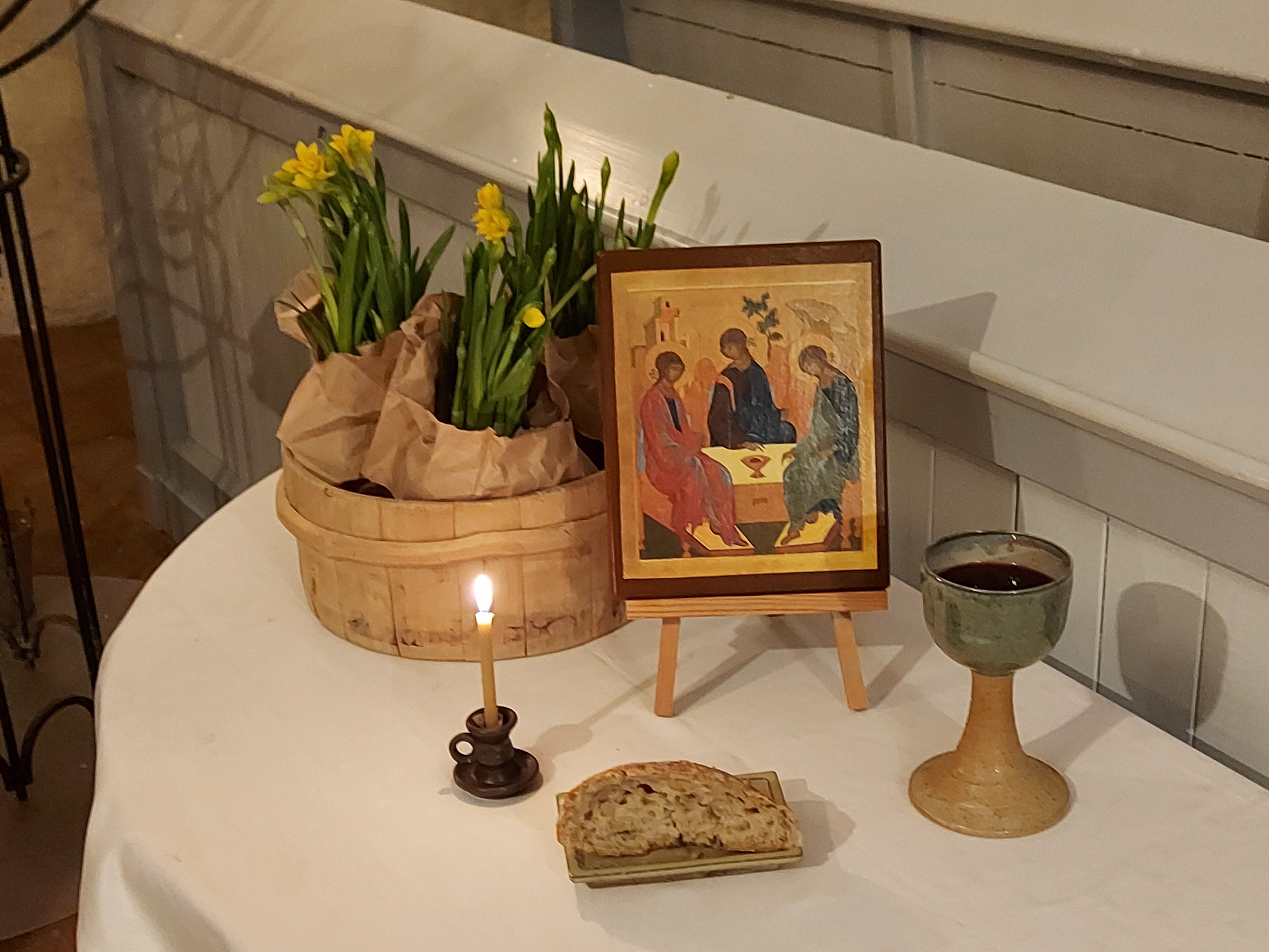 Kiirastorstain iltakirkko leipä, ehtoollispikari, ikoni, kukkia, kynttilä