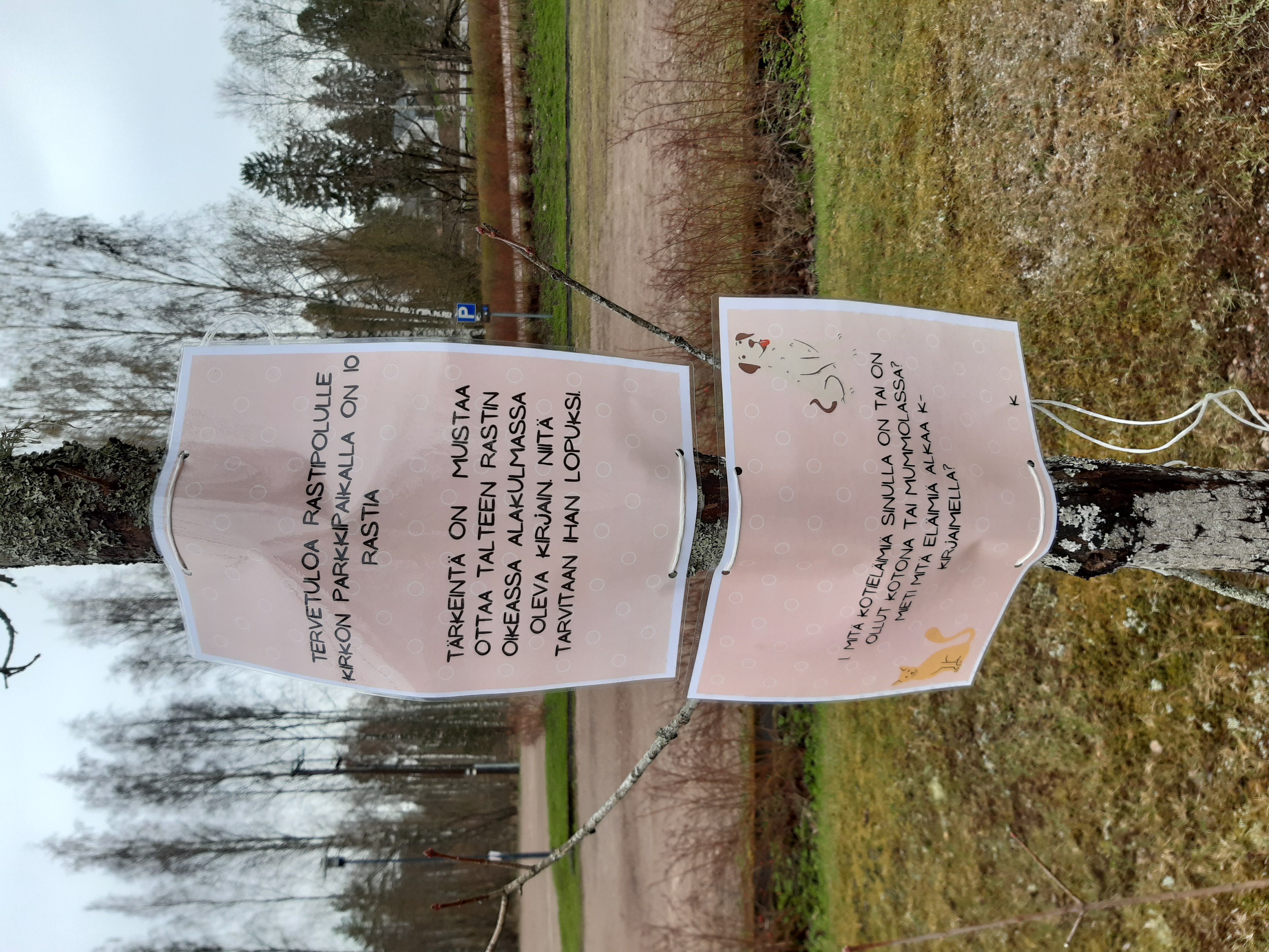 Rastipolku Huutjärven rantareitillä ja Kirkon parkkipaikalla Rastipolku