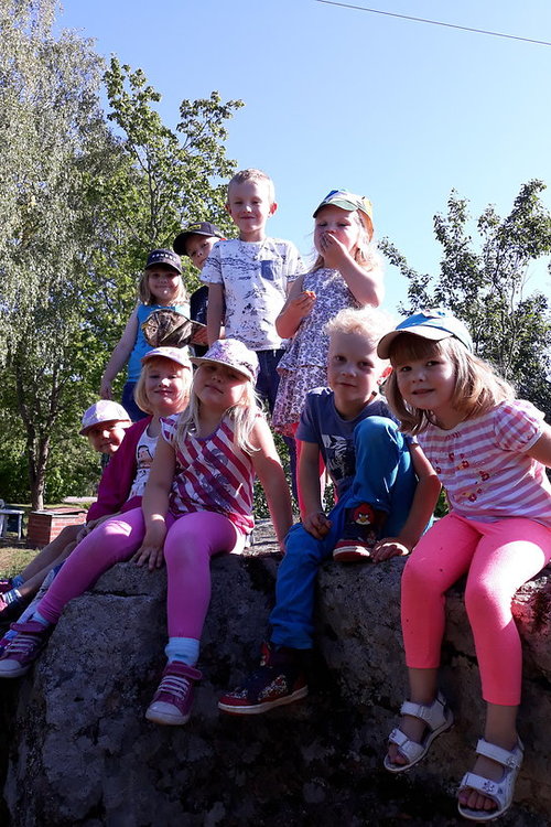 Päiväkerholaiset kivellä